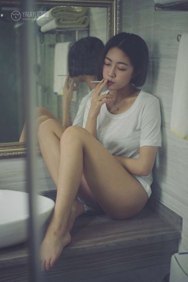 脱了美女的内裤还摸她的屁股